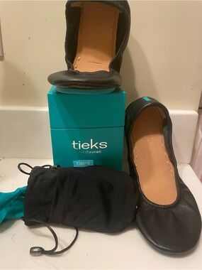 Tieks size 8 Women’s Black Leather Foldable Ballet Flats